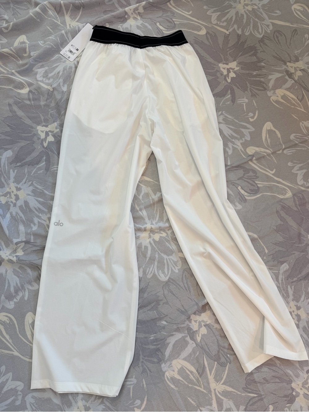 ALO Yoga White Relaxed trouser （regular）with Black Branded Waistband - Picture 3 of 6